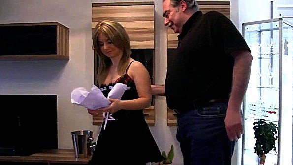 Молодая азиатская взрослая самка старательно подставляет свою пизду сыщику