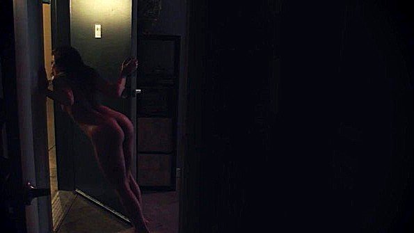 Сучка решила трахнуть парня в машине