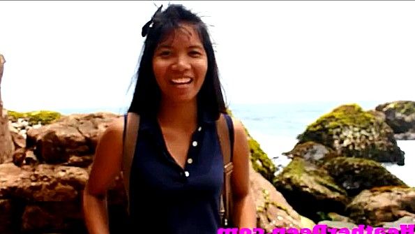 Арабская взрослая женщина делает минет, подходит к бассейну и наслаждается этим