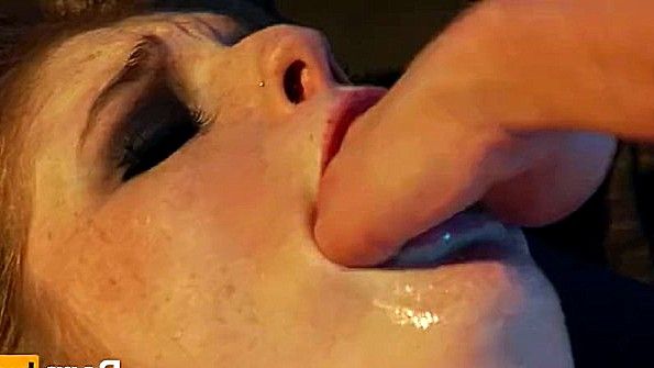 Она показывает подруге нижнее белье и чулки и начинает ее дразнить