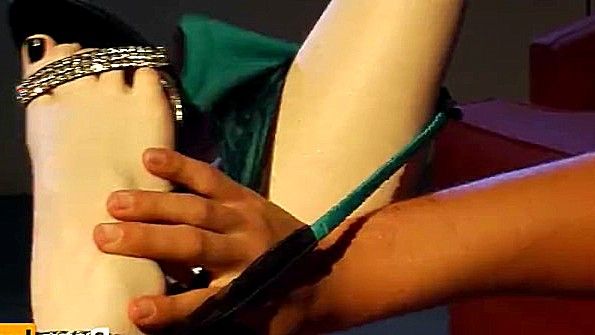 Мисс поднимает ноги и принимает член в свою задницу