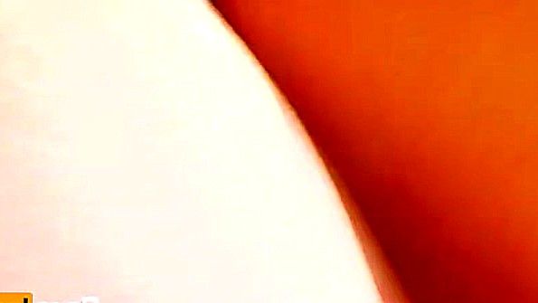 Он дразнит свою девушку и заставляет ее раздеться для трайбада