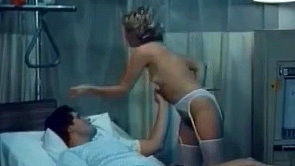 Брюнетка в масле водит дилдо и садится сверху