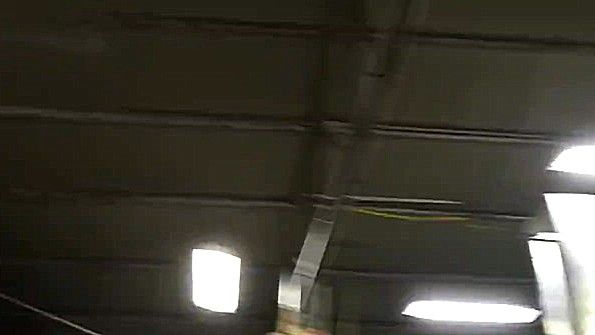 Грудастая неряха, которой трудно спать вместе в машине