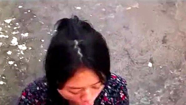 Она надела сексуальное нижнее белье и сделала классный минет