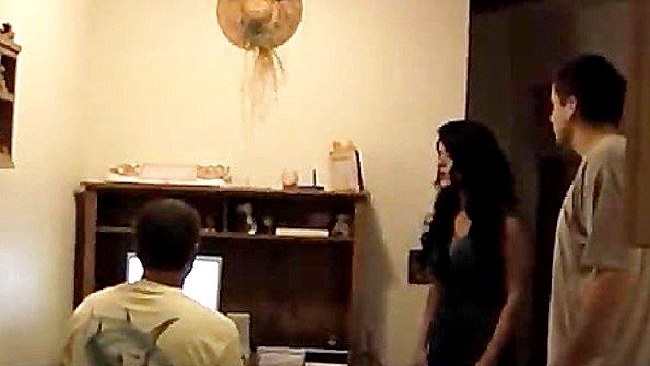 Ошеломительная блондинка везет парня к богатому человеку для секса с ней