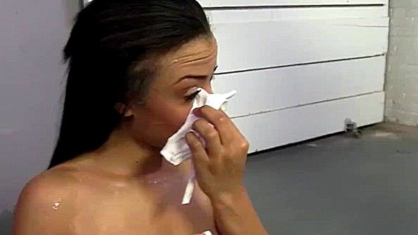 Она продемонстрировала свою прекрасную грудь и хорошенько выспалась