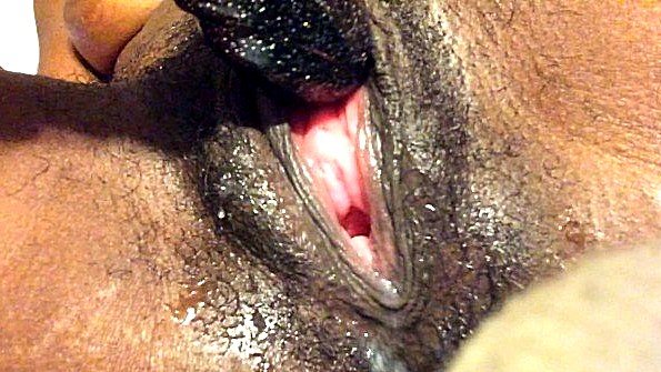 Раздвигаю ноги и волосатую пизду, чтобы кончить внутрь моей мамы