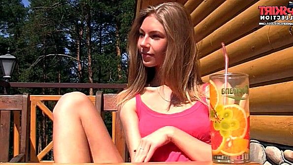 Парень, трахающий девушку, подходит к бассейну