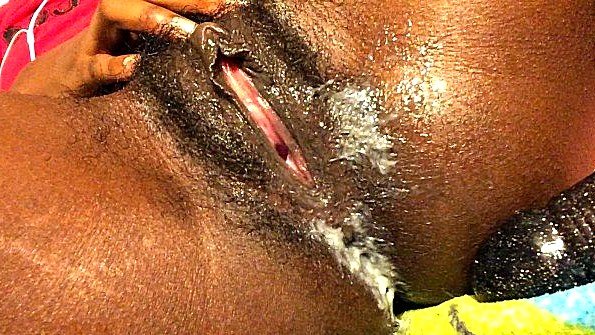 Я засунула своего черного монстра в полную лунную глубину моей вагины