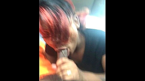 Она идет в примерочную с парнем и спит с ним