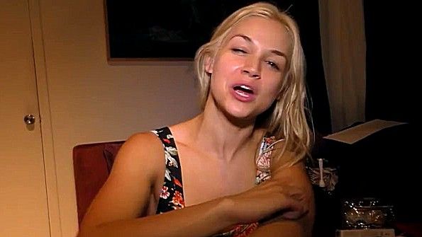 Парень готов трахнуть свою возбужденную подружку-потомка