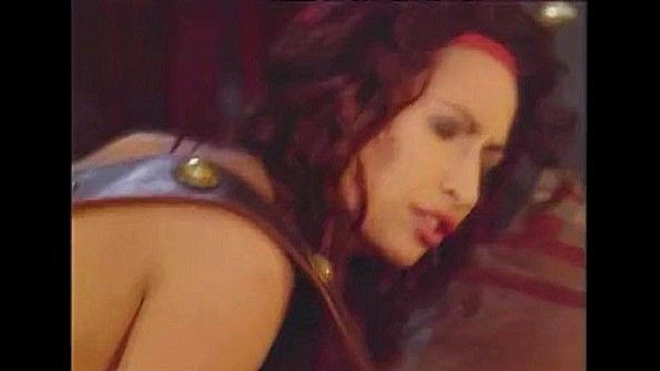 Голубая блондинка наслаждается естественным состоянием траха