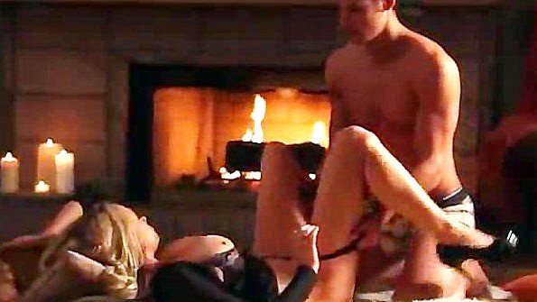 Мы с другом заперлись в ванной. Надеюсь, нас не поймали