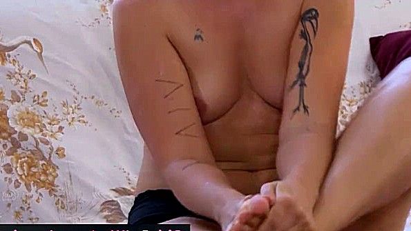 Развратная малышка не может взять верх над двухбазным ударом