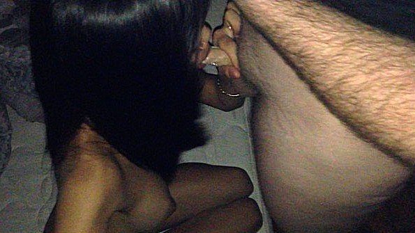 Возбужденная малышка спит вместе в заднице со стариком