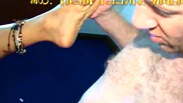 Потомство азиатской взрослой самки, сосущей член с большим желанием