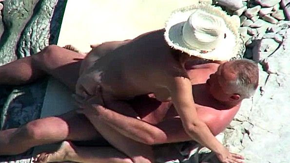 Горячая трайбейд-буффонада сучки на диване