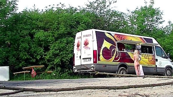 Синяя шлюха практикует анальный секс