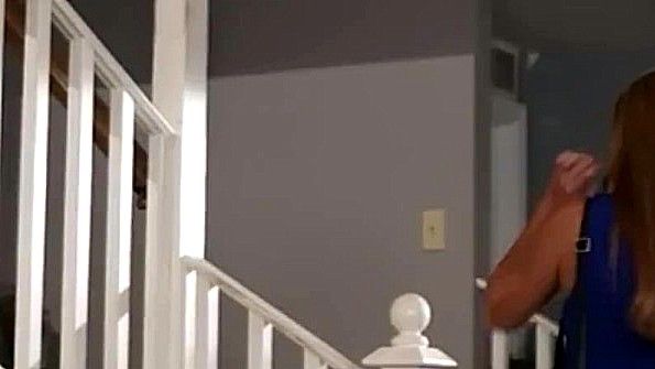 Кокетливая отпрыскка дама воля торговля с сыщиком парня