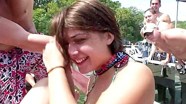 Мать в монокле раздевается перед сыном для секса