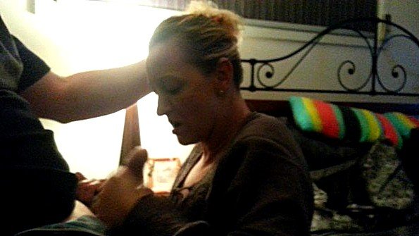 Взрослая самка в чулке любит прыгать на сычулке