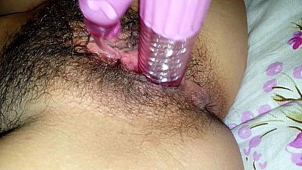 Грудастая шлюха мастурбирует прямо перед зеркалом