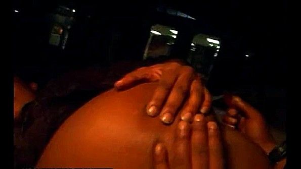 Она снимает купальник и соблазняет парня заняться с ней сексом