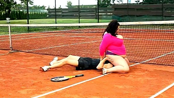 Развратная блондинка раздевается и ласкает себя в провокационном режиме