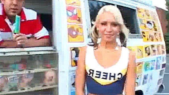 Загорают на пляже и прикрывают глаза на их удивительные гантели