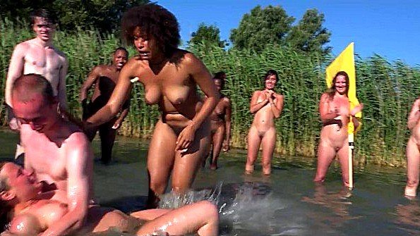 Двое интенсивно трахаются и получают удовольствие