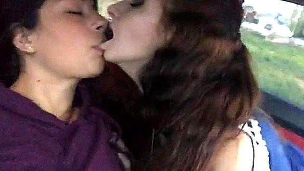 Она идет по улице с голой пиздой и лишена желания подрочить