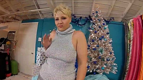 Развратная взрослая женщина заставляет мужчину лизать ее влагалище солью в деловом офисе