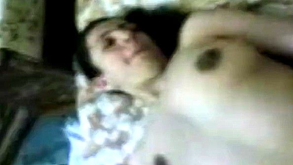 Большезадая чернокожая взрослая самка великолепно стоит на всех четырех во время совокупления